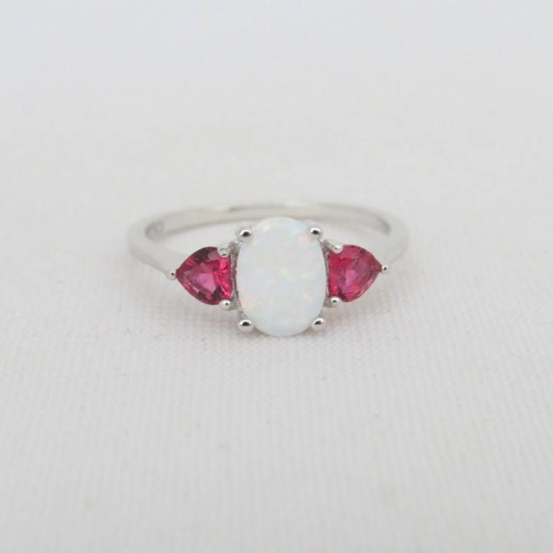 Vintage Sterling Silber Weißer Opal & Roter Rubin Ring Größe 10 von wandajewelry2013