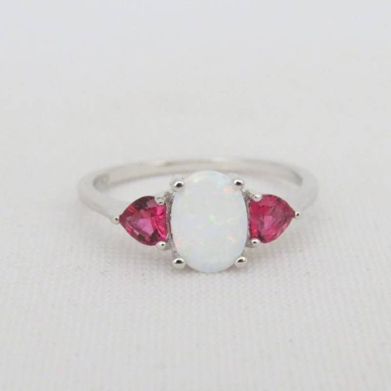 Vintage Sterling Silber Weißer Opal & Roter Rubin Ring Größe 7 Vintage Sterling Silber Weißer Opal & Roter Rubin Ring Größe 7 von wandajewelry2013