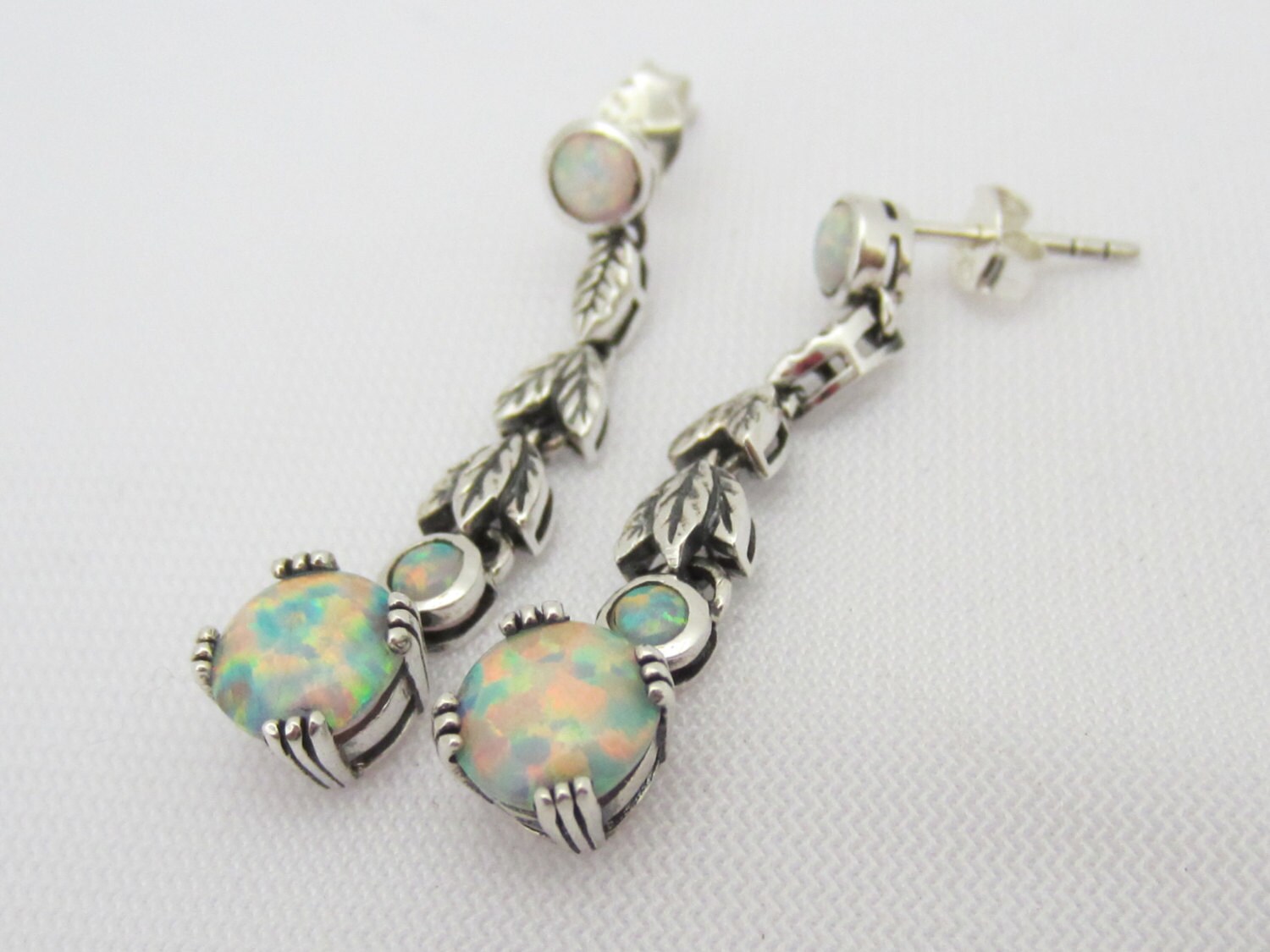 Vintage Sterling Silber White Opal Blatt Ohrringe von wandajewelry2013
