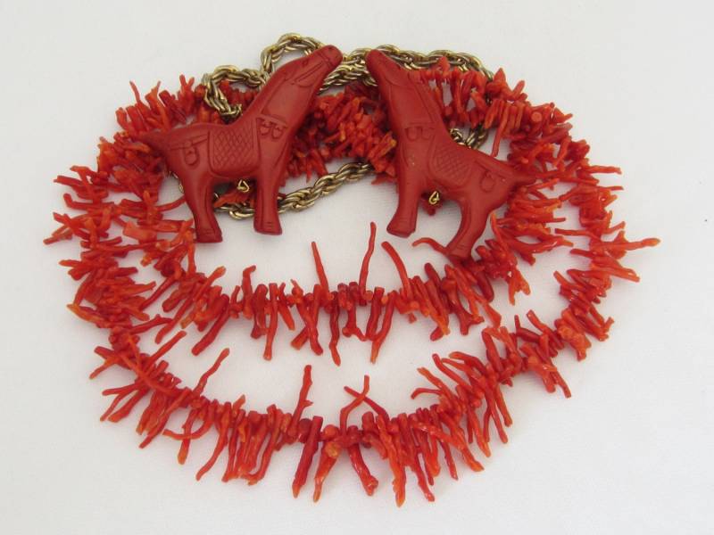 Vintage Zinnober Pferd & Ast Koralle Halskette - Gold Ton 35 "' von wandajewelry2013