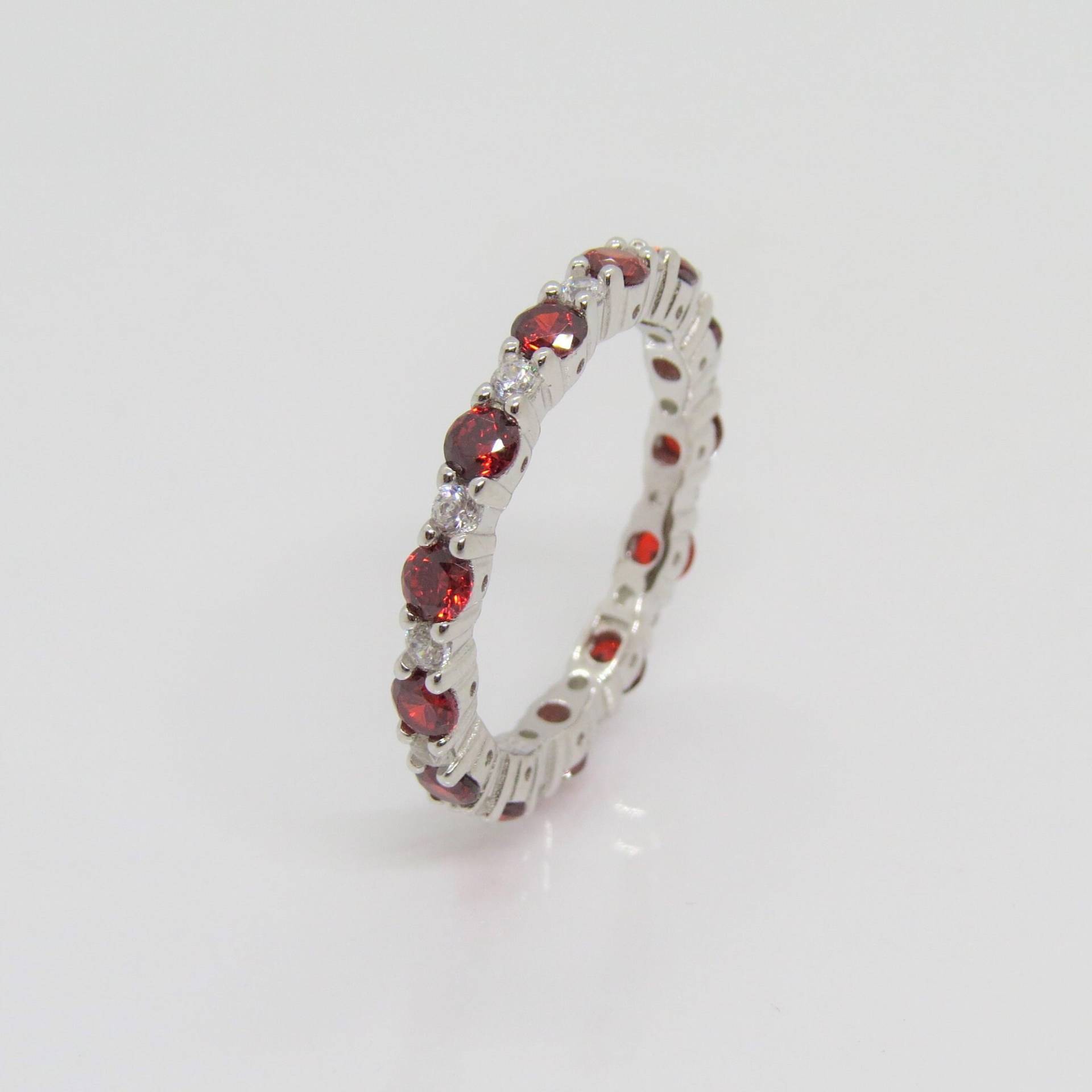 sterling Silber Roter Granat & Weißer Topas Eternity Bandring Größe 11 von wandajewelry2013