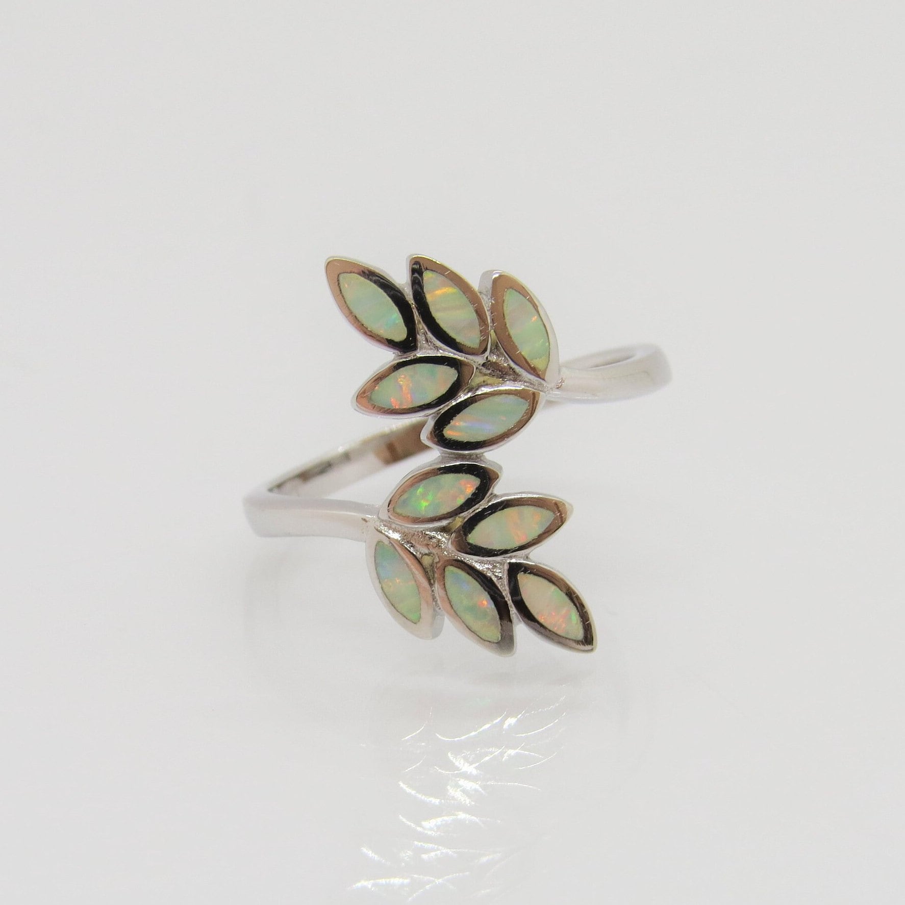 sterling Silber Weiß Opal Blatt-Bypass-Ring Größe 5 von wandajewelry2013