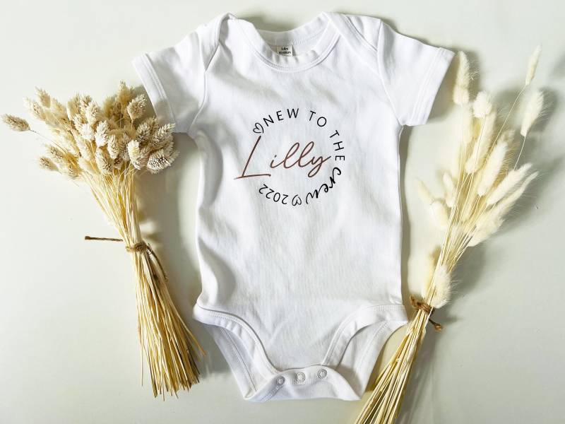 Body "New To The Crew 2022" Mit Name Personalisiert, Geschenk Zur Geburt, Geburtsgeschenk, 100% Baumwolle | Biobaumwolle von wandzucker