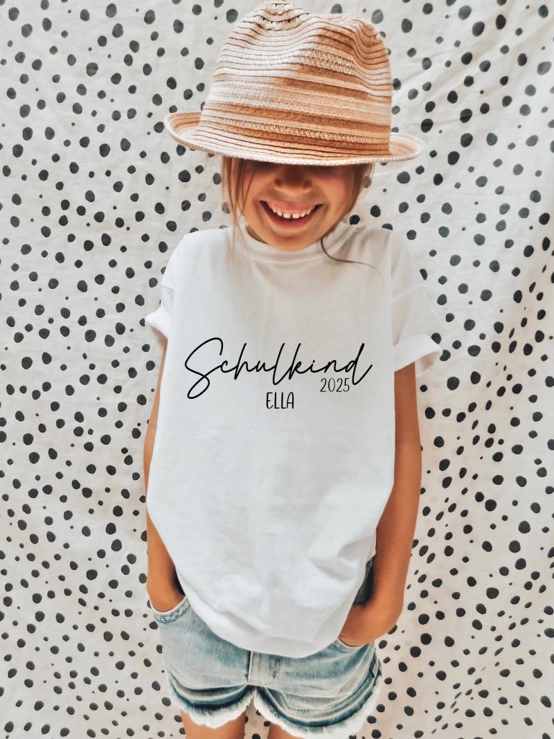 Schulkind T-Shirt 2025 Mit Name Personalisiert, Personalisiertes Geschenk Zur Einschulung, 100% Baumwolle von wandzucker