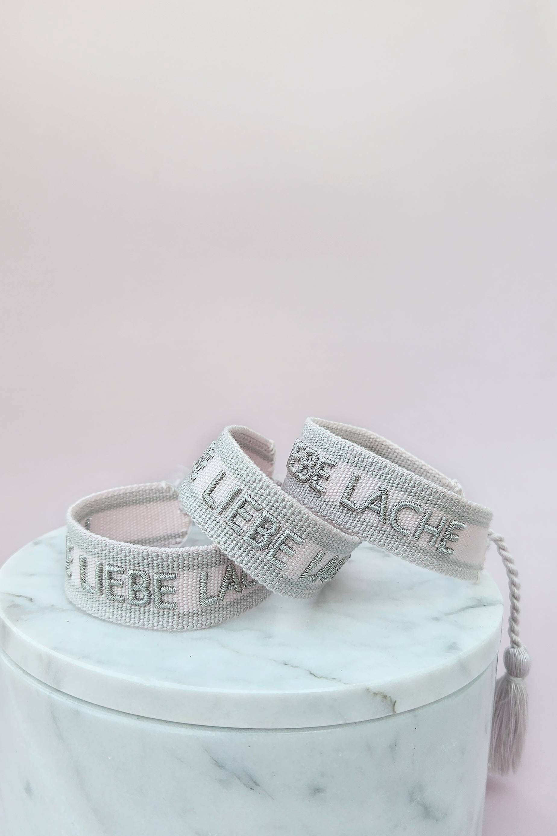 Besticktes Statement Canvas Armband Lebe Liebe Lache Webarmband Mit Schrift Stoffarmband Festivalarmband Bohostil Freundschaftsarmband Besticktes Statement Canvas Armband Lebe Liebe Lache Webarmband Mit Schrift Stoffarmband Festivalarmband Bohostil Freundschaftsarmband von wanilaShop