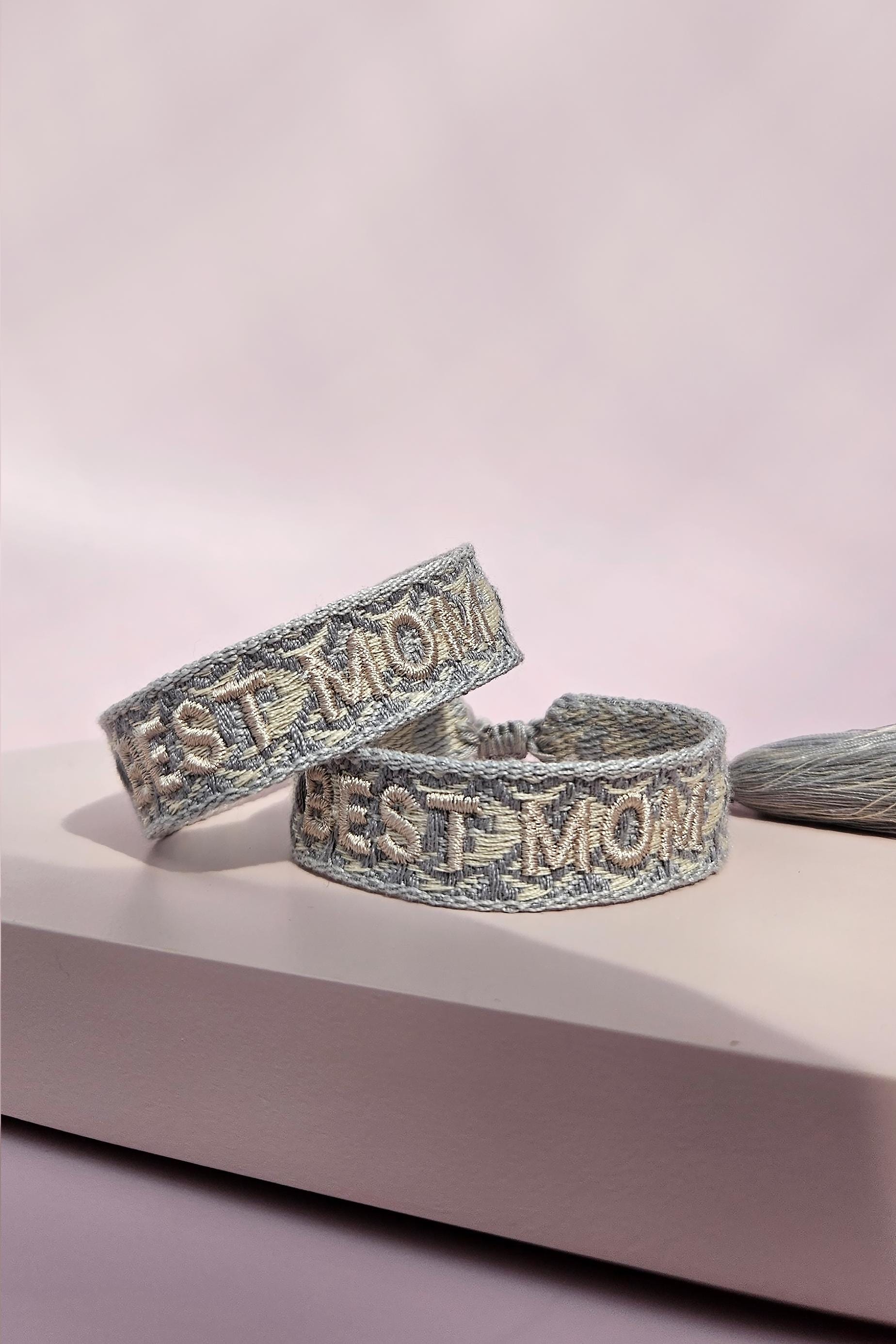 Besticktes Statement Armband Best Mom Webarmband Mit Schrift Zum Muttertag Style Geschenk Für Mama Verstellbares Besticktes Statement Armband Best Mom Webarmband Mit Schrift Zum Muttertag Style Geschenk Für Mama Verstellbares von wanilaShop