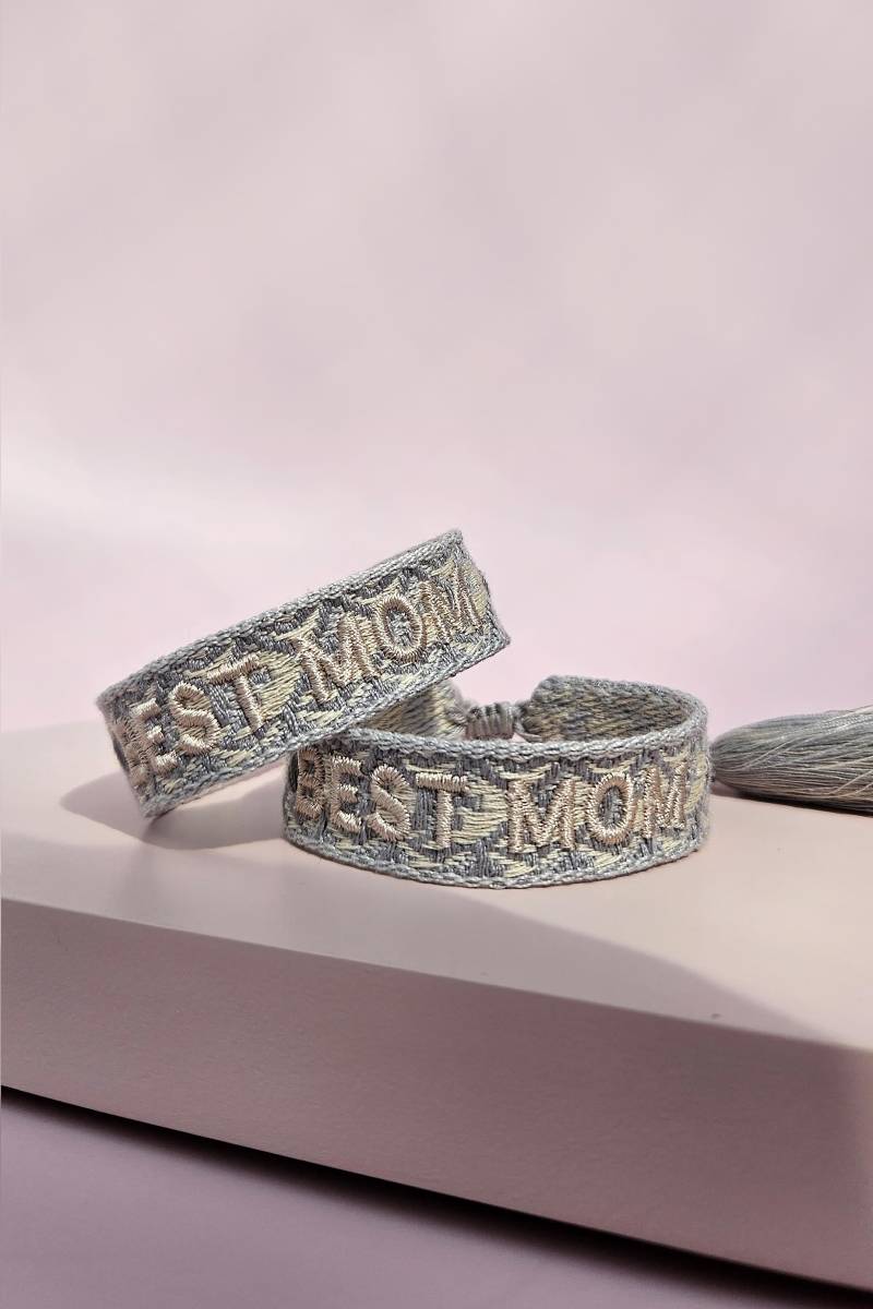 Besticktes Statement Armband Best Mom Webarmband Mit Schrift Zum Muttertag Style Geschenk Für Mama Verstellbares Besticktes Statement Armband Best Mom Webarmband Mit Schrift Zum Muttertag Style Geschenk Für Mama Verstellbares von wanilaShop