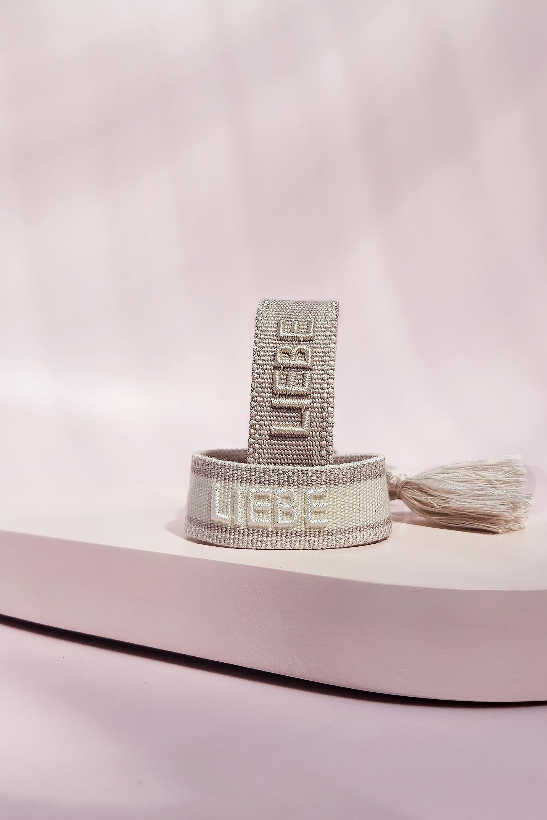 Besticktes Statement Canvas Liebe Webarmband Mit Schrift Stoffarmband Festivalarmband Im Boho Style Freundschaftsarmband Besticktes Statement Canvas Liebe Webarmband Mit Schrift Stoffarmband Festivalarmband Im Boho Style Freundschaftsarmband von wanilaShop