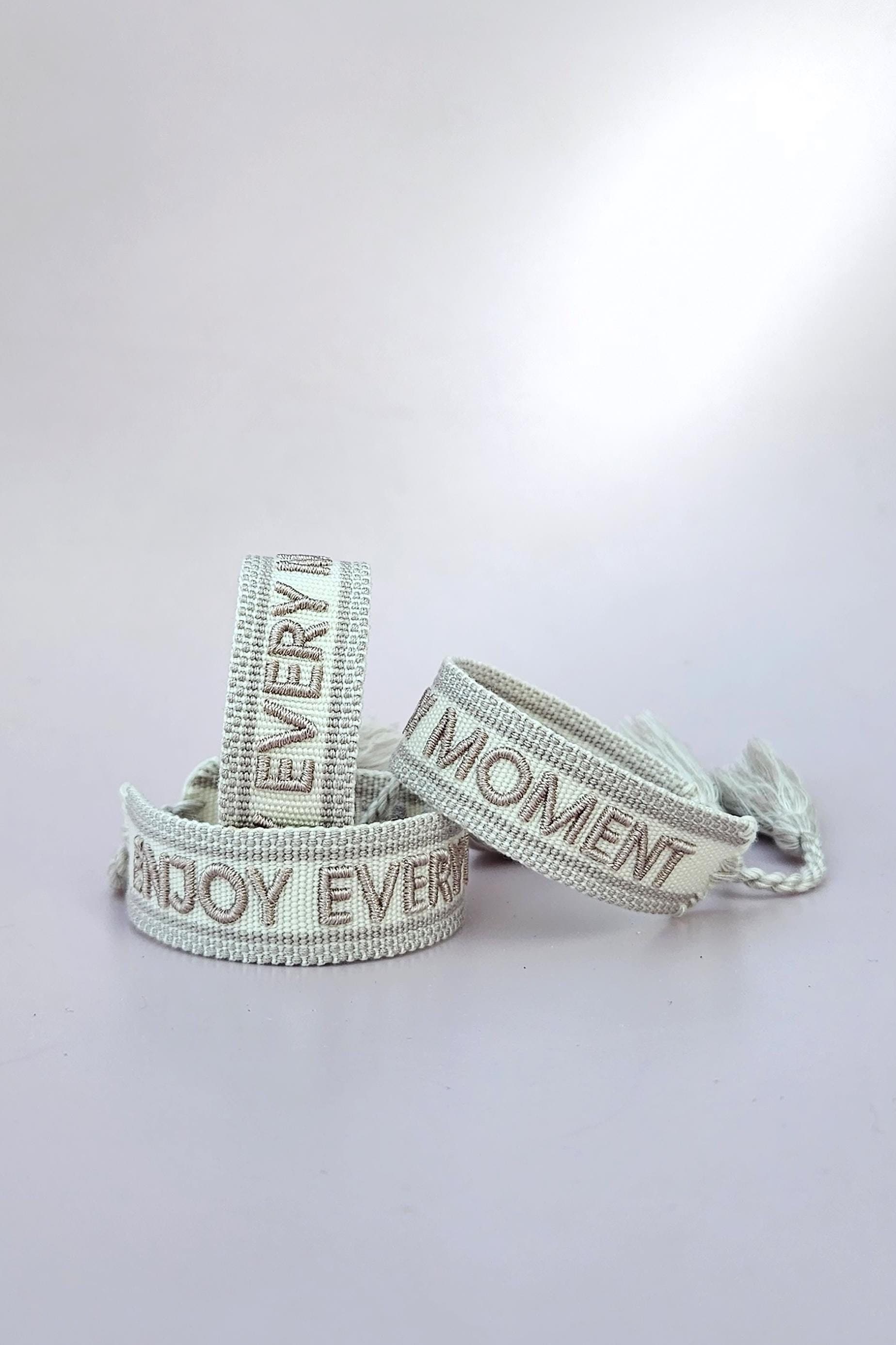 Statement Canvas Festival Armband Enjoy Every Moment Champagner Weiß Webarmband Mit Schrift Stoffarmband Im Bohostil Freundschaftsarmband Statement Canvas Festival Armband Enjoy Every Moment Champagner Weiß Webarmband Mit Schrift Stoffarmband Im Bohostil Freundschaftsarmband von wanilaShop