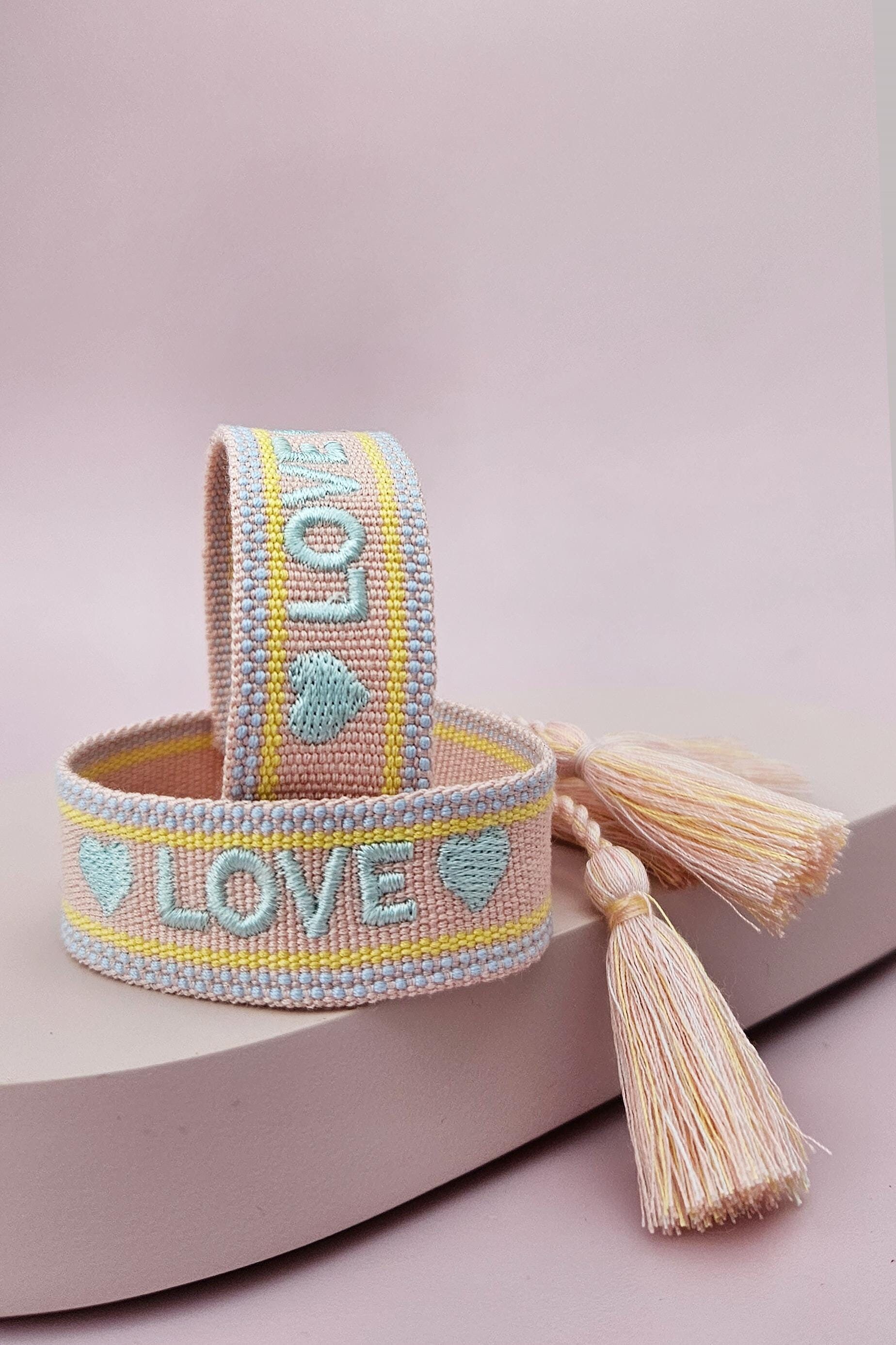 Webarmband Liebe Kids Teens Love Mit Herz Pastellfarben Kinder Stoffarmband Gewebt Schrift Festival Freundschaftsarmband Webarmband Liebe Kids Teens Love Mit Herz Pastellfarben Kinder Stoffarmband Gewebt Schrift Festival Freundschaftsarmband von wanilaShop