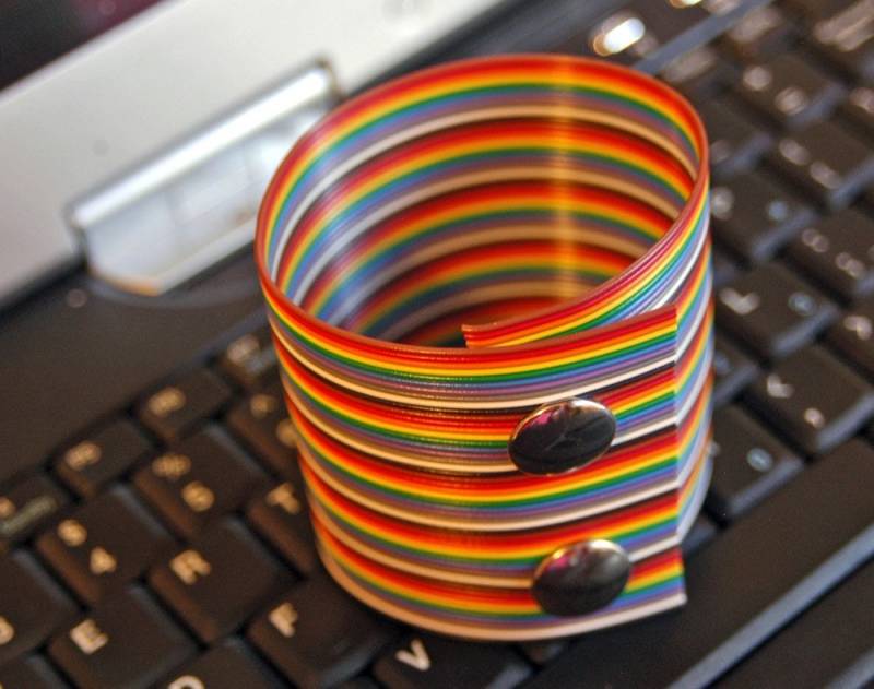 Handgelenk-Manschette Aus Regenbogen-Computer-Band von wasnowcreations