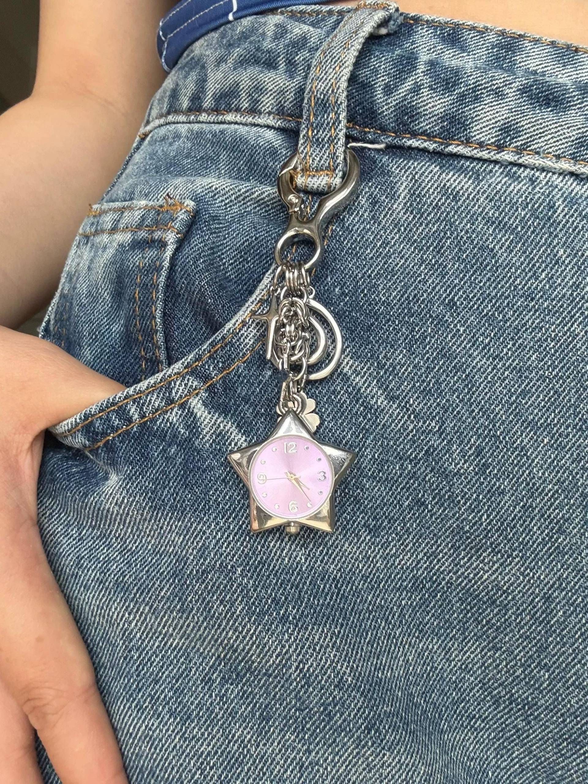 Vintage Lila Stern Uhr Schlüsselanhänger, Y2K Charm Accessoire, Anhänger Einzigartiges Uhrenzubehör, Taschenanhänger Geschenk Für Sie Vintage Lila Stern Uhr Schlüsselanhänger, Y2K Charm Accessoire, Anhänger Einzigartiges Uhrenzubehör, Taschenanhänger Geschenk Für Sie von watchmefun