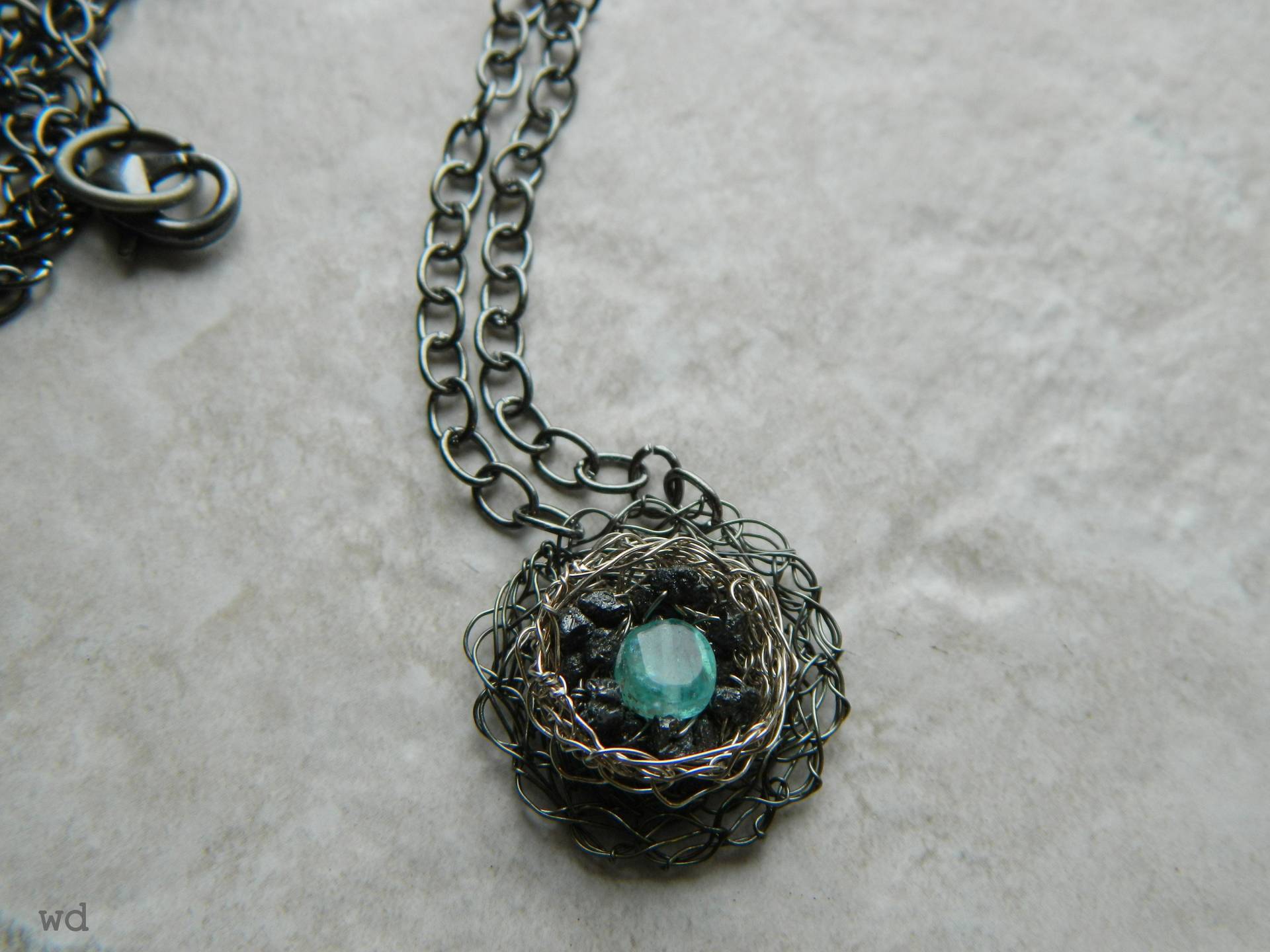 Anhänger Aus Gehäkeltem Draht Mit Schwarzem Diamant Und Apatit von watergirldesigns