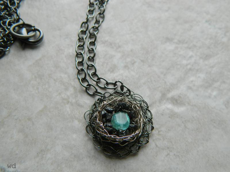 Anhänger Aus Gehäkeltem Draht Mit Schwarzem Diamant Und Apatit von watergirldesigns