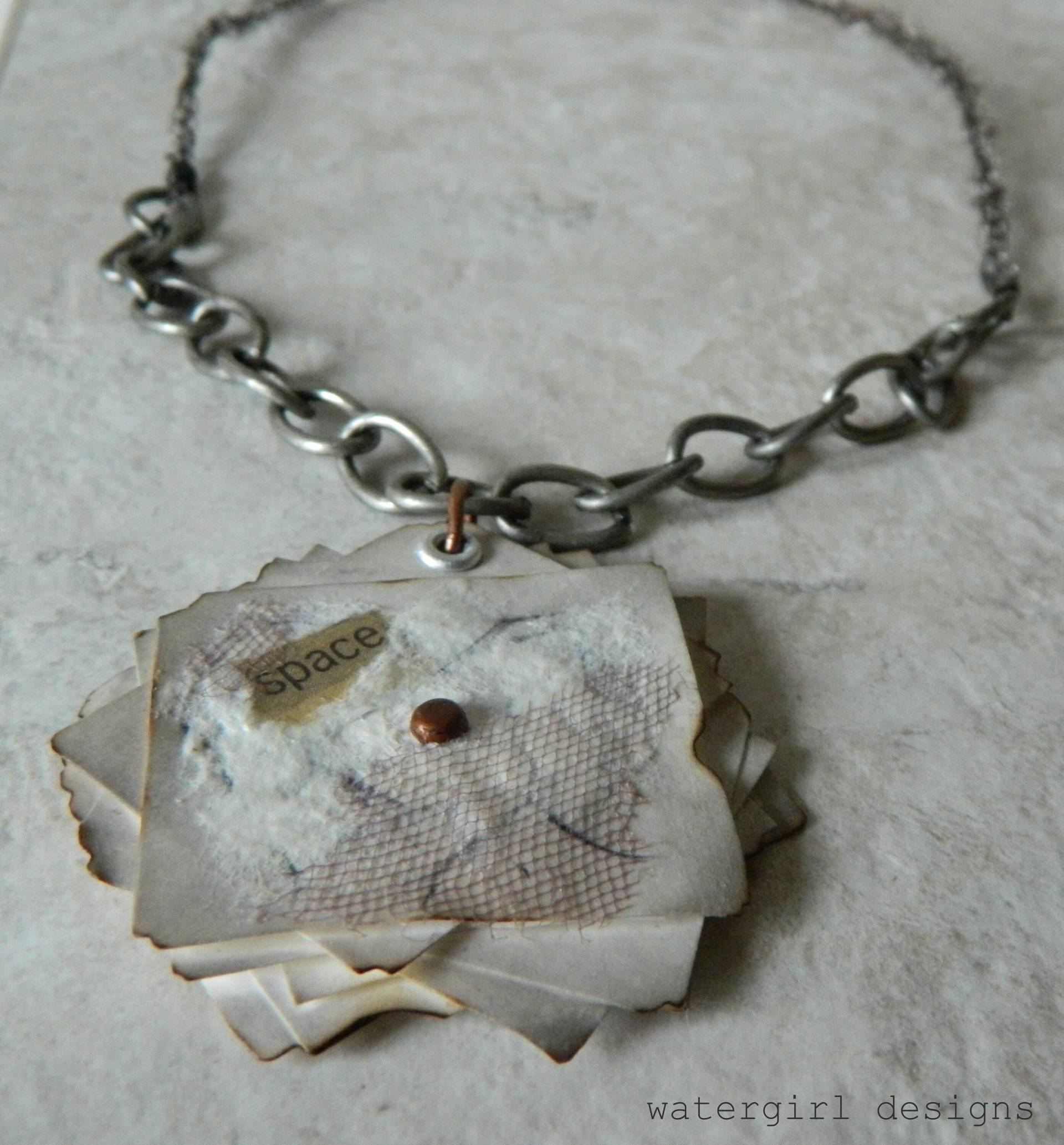 Anhänger Aus Recyclingpapier Und Objekten in Mischtechnik von watergirldesigns