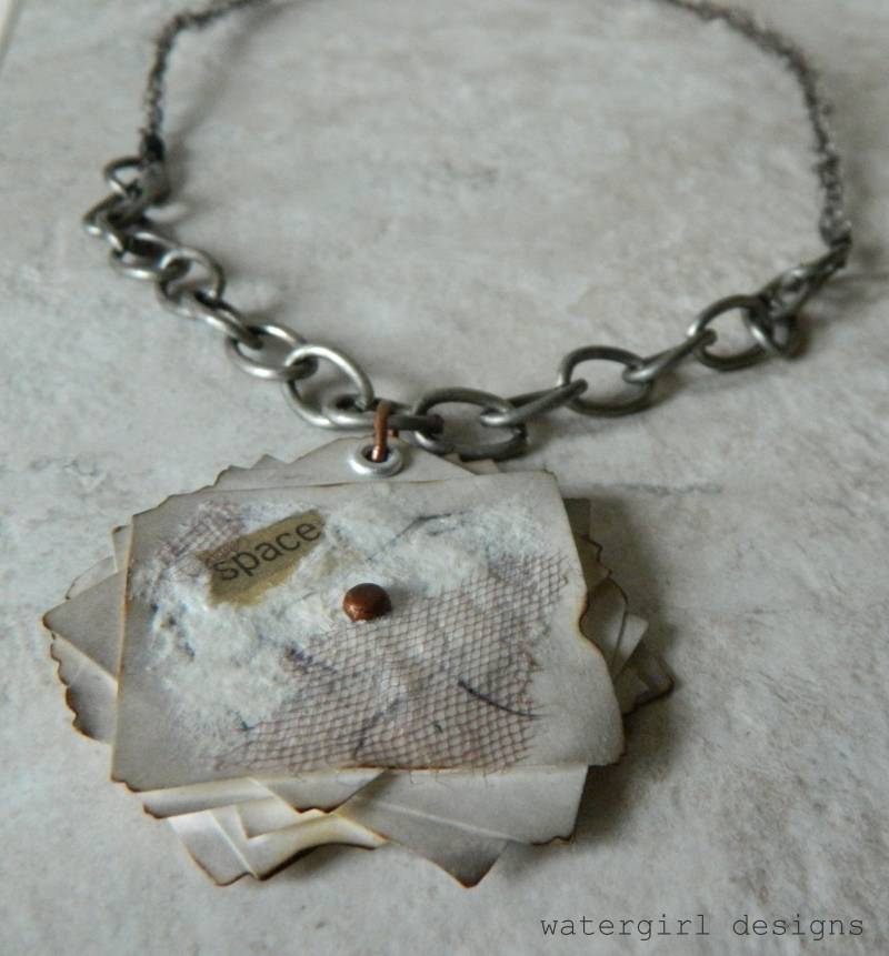 Anhänger Aus Recyclingpapier Und Objekten in Mischtechnik von watergirldesigns