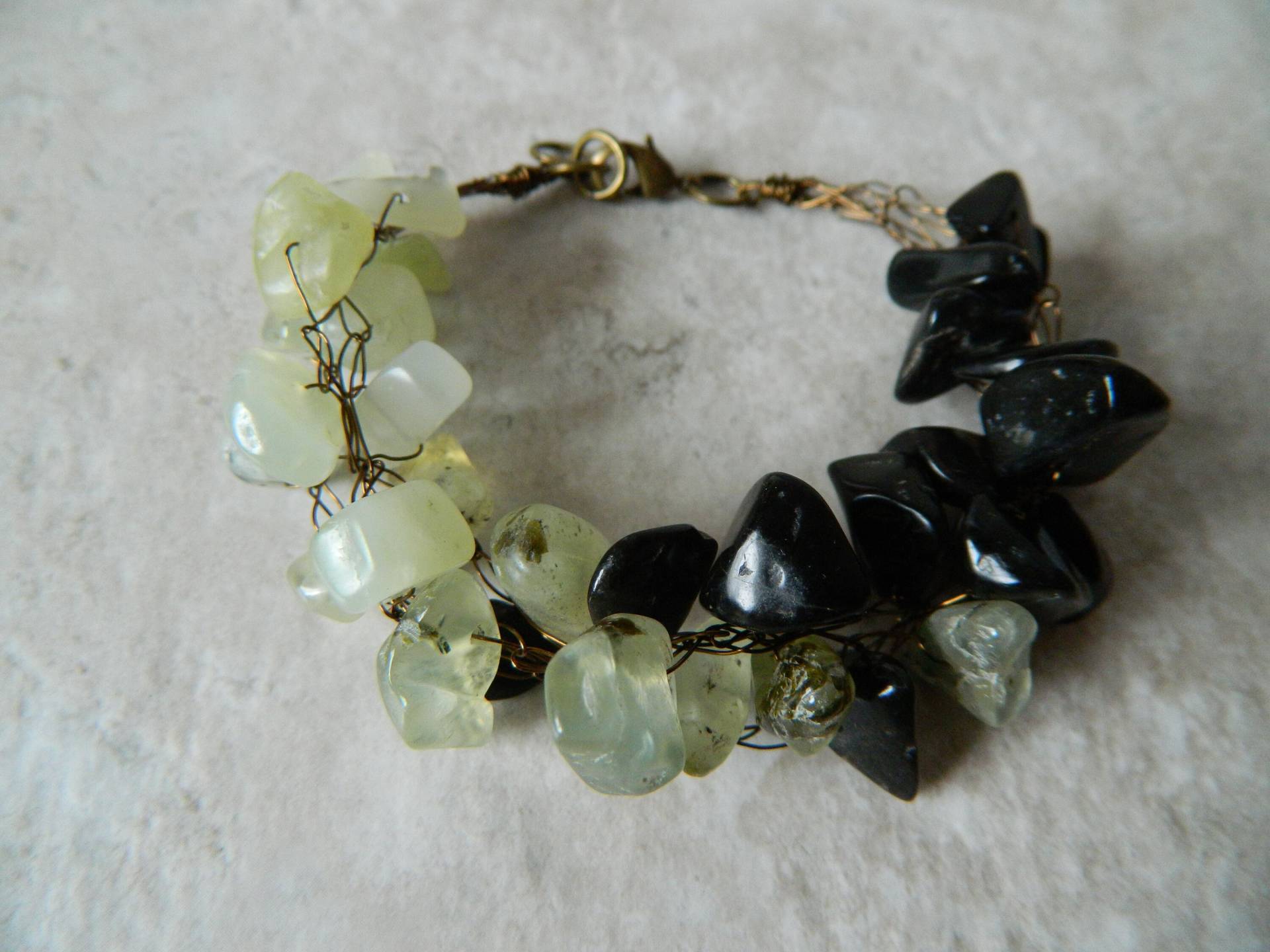 Armband Aus Schwarzem Jaspis, Prehnit Und Neuer Jade-Draht von watergirldesigns