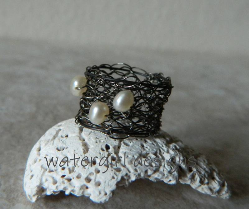 Armreif Aus Anthrazitfarbenem Draht Mit Süßwasserperlen von watergirldesigns