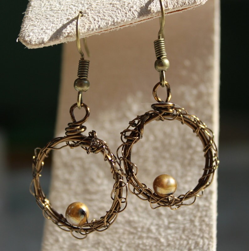 Bronzecreolen Und Süßwasserzuchtperlen-Ohrringe von watergirldesigns