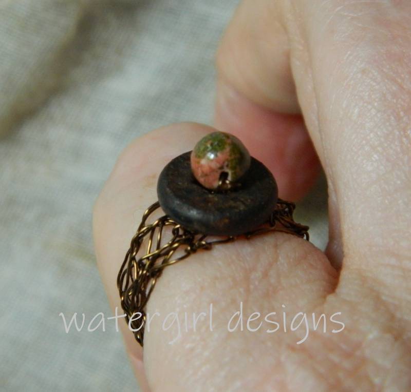Fundstück Und Hand Gestrickter Ring Aus Unakit von watergirldesigns