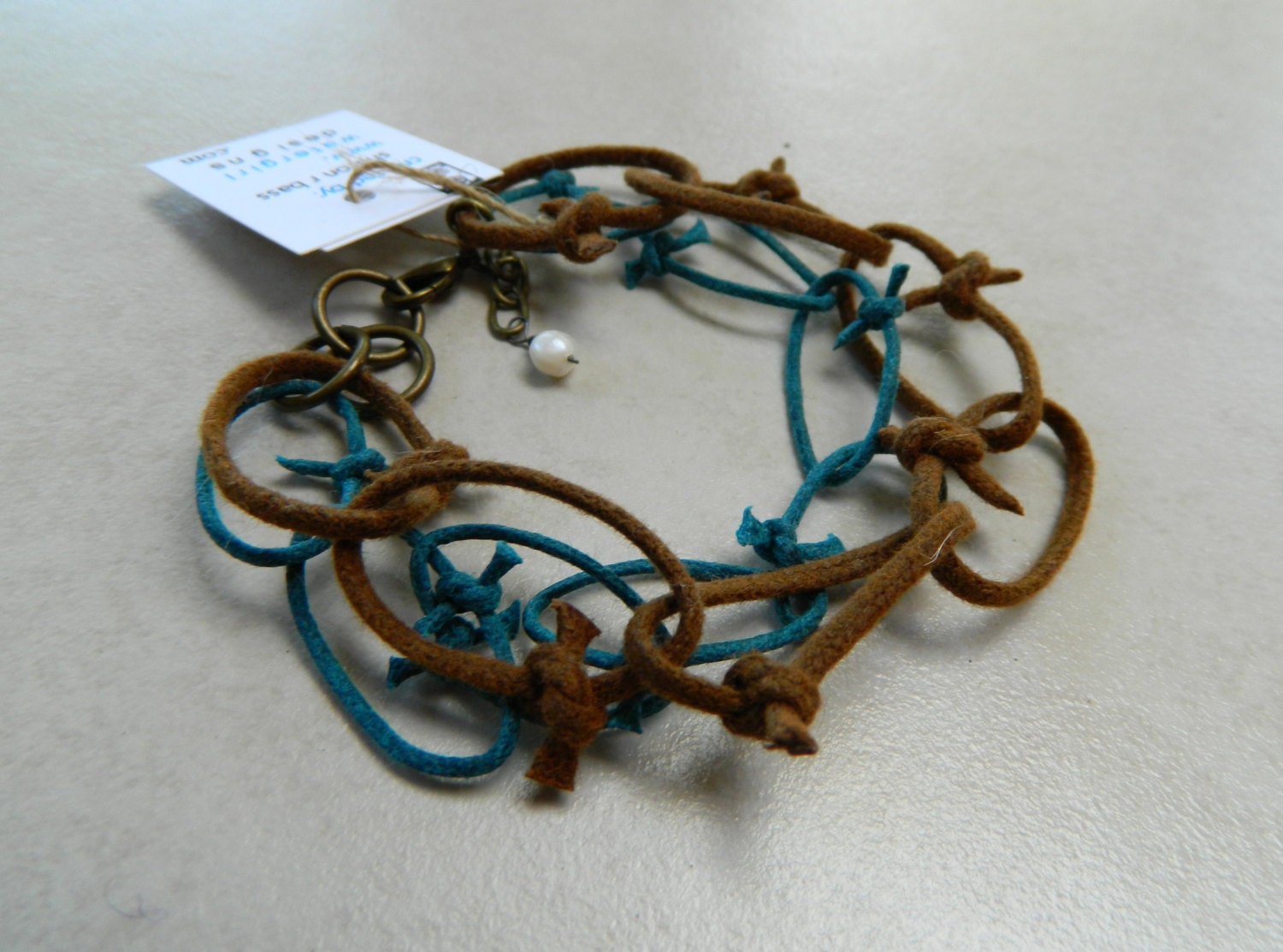 Mehrreihiges Baumwoll Gliederarmband Mit Perle von watergirldesigns