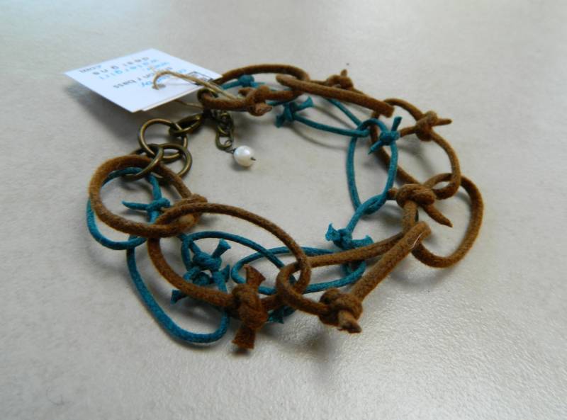 Mehrreihiges Baumwoll Gliederarmband Mit Perle von watergirldesigns