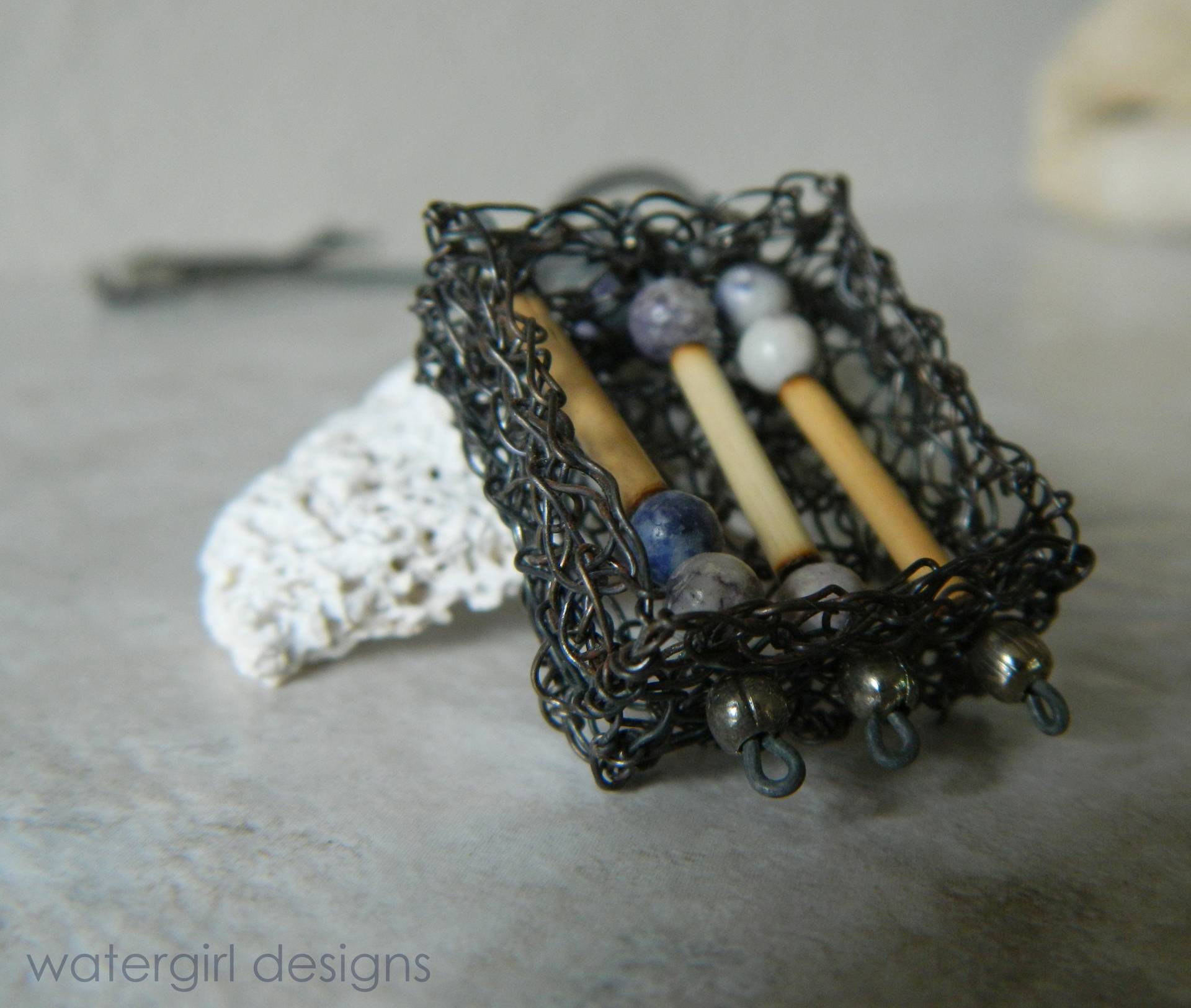 Schattenbox Stahlanhänger Mit Sodalith Steinen Und Bambus von watergirldesigns