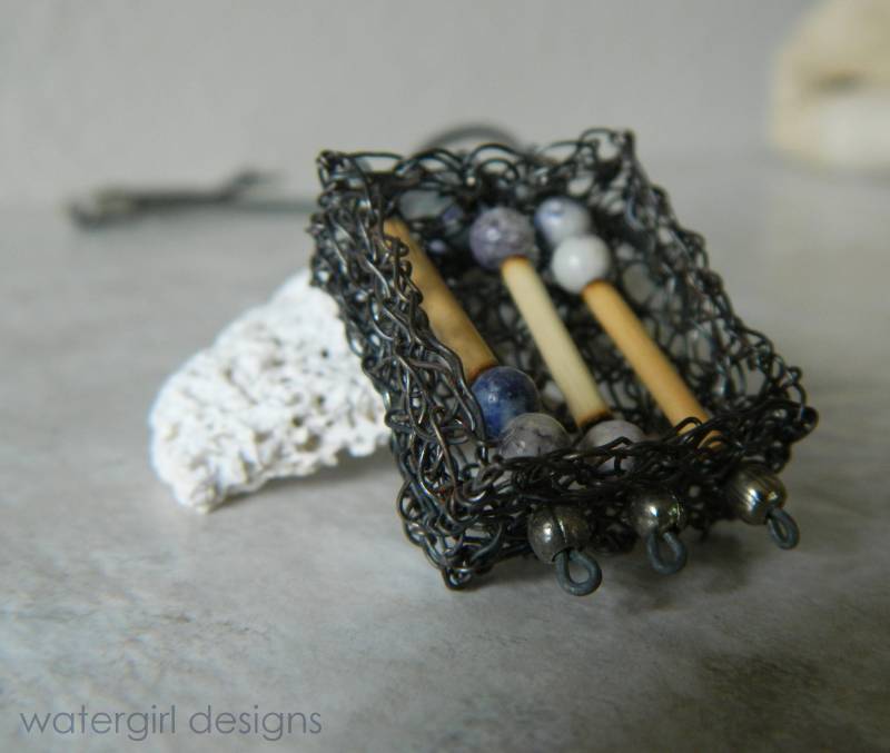 Schattenbox Stahlanhänger Mit Sodalith Steinen Und Bambus von watergirldesigns