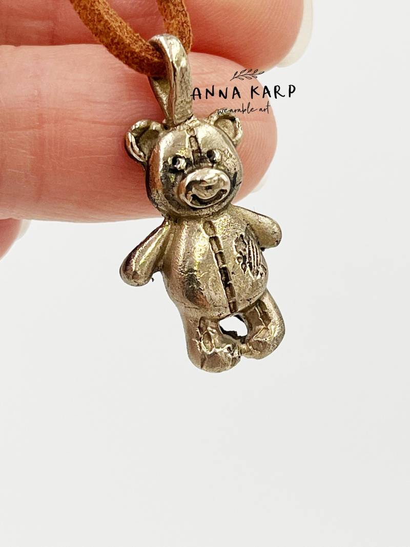 Einzigartiger Teddybär Anhänger Aus Massiver Bronze - Perfekt Für Bezaubernde Seelen, Oder Sterling Silber von wearableArtAK