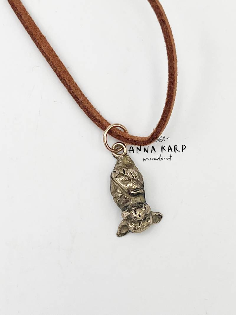 Entzückende Baby Fledermaus Halskette - Handgefertigt Aus Massivem Bronze Perfektes Geschenk Für Liebhaber von wearableArtAK