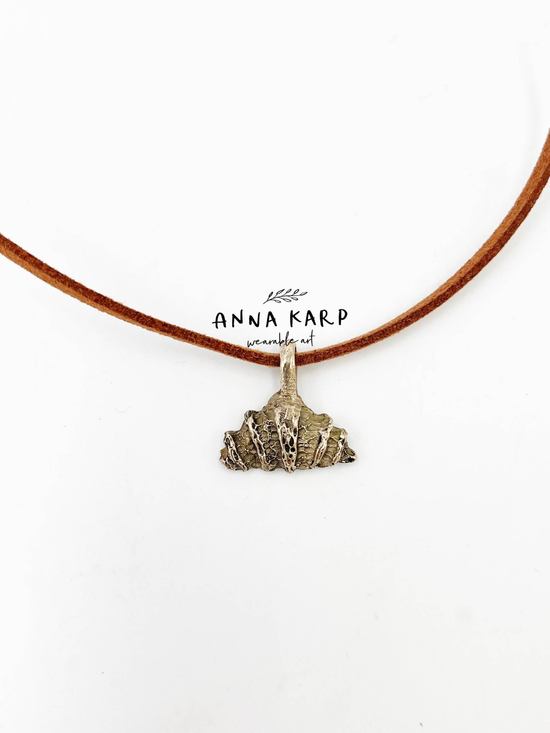 Exquisite Solid Bronze Croissant Anhänger - Tragbare Kunst Halskette Food Schmuck von wearableArtAK