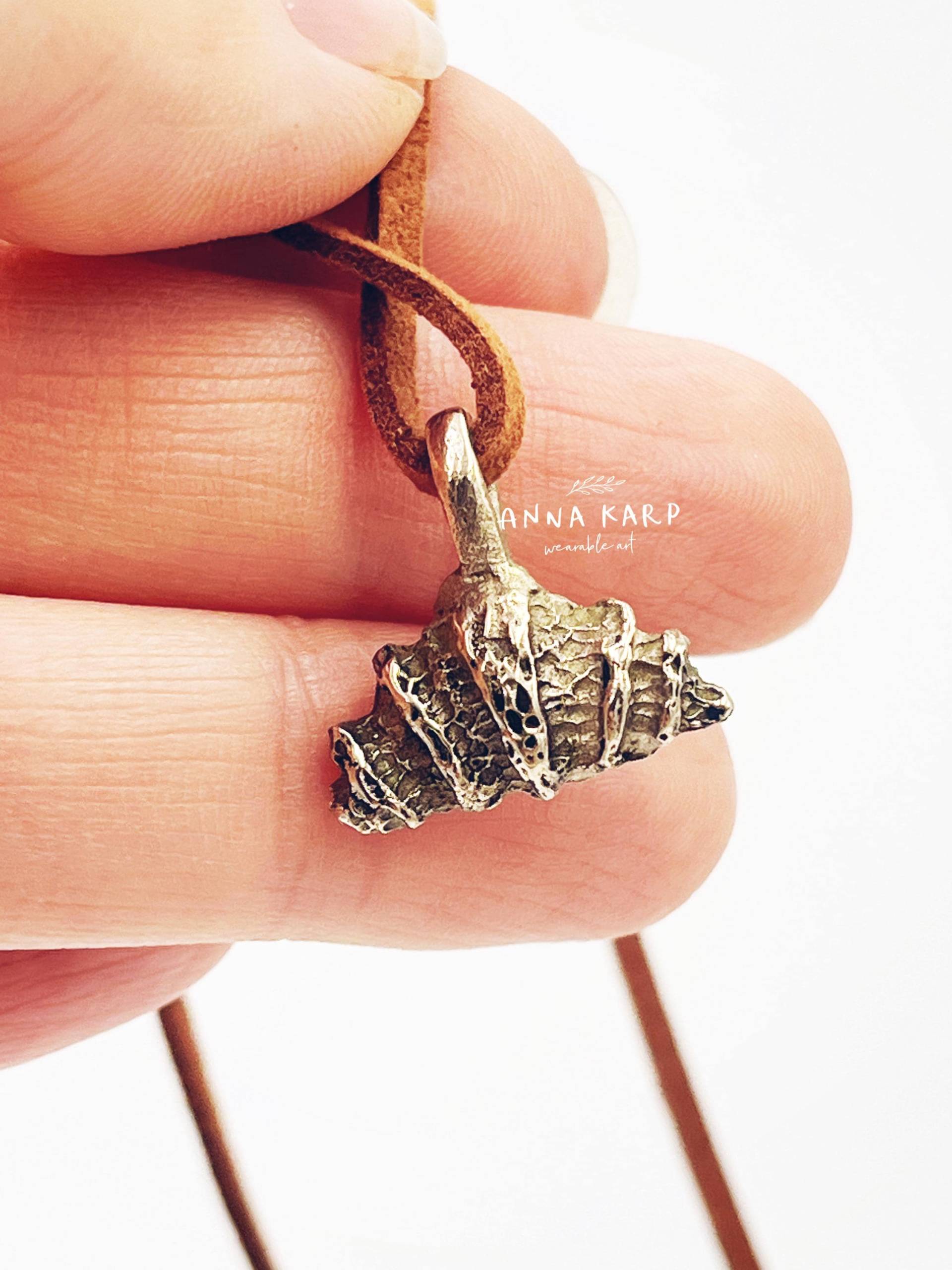 Exquisite Solid Bronze Croissant Anhänger - Tragbare Kunst Halskette Food Schmuck von wearableArtAK