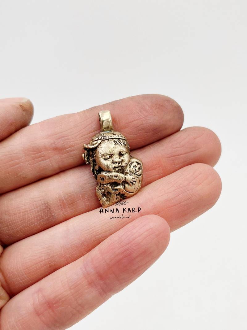 Gießereibronze Trageskulptur_Die Kleine Nachteule_3, 5 cm_Kleinkindskulptur_Geburtstagsgeschenk Für Mama_Kleinkindmama_Ewige Kunst von wearableArtAK