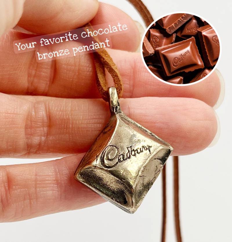 Ihre Lieblingsschokolade in Bronze, Schokoladenkette, Tragbares Essen, Weihnachtsgeschenk Für Mädchen Cadbury Chocolate von wearableArtAK