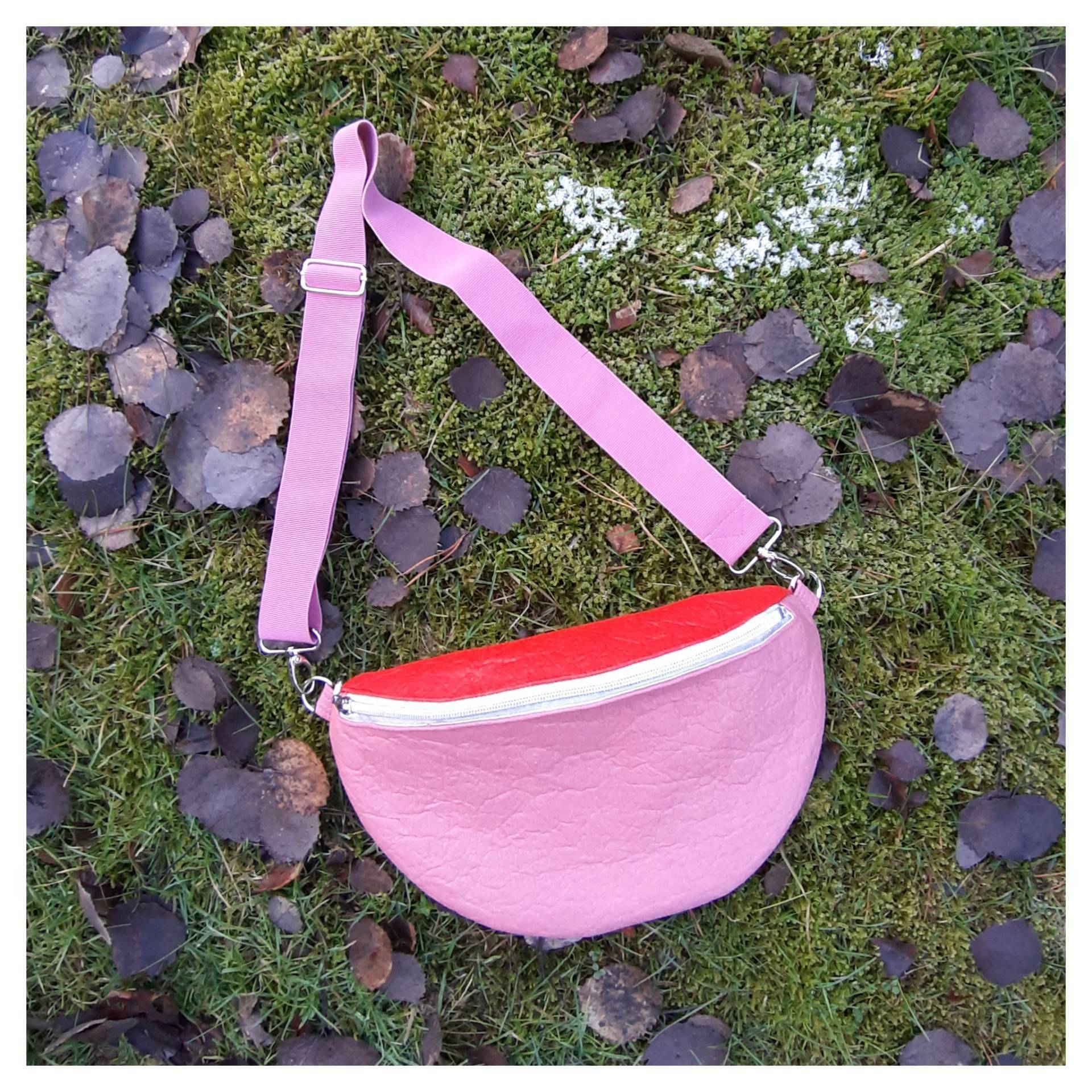 Wearcircles Hipbag, Große Hüfttasche/Schultertasche Mit Gürtel Aus Piñatex Pink/Rot Wearcircles Hipbag, Große Hüfttasche/Schultertasche Mit Gürtel Aus Piñatex Pink/Rot von wearcircles