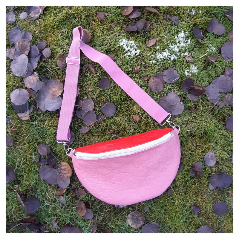 Wearcircles Hipbag, Große Hüfttasche/Schultertasche Mit Gürtel Aus Piñatex Pink/Rot Wearcircles Hipbag, Große Hüfttasche/Schultertasche Mit Gürtel Aus Piñatex Pink/Rot von wearcircles