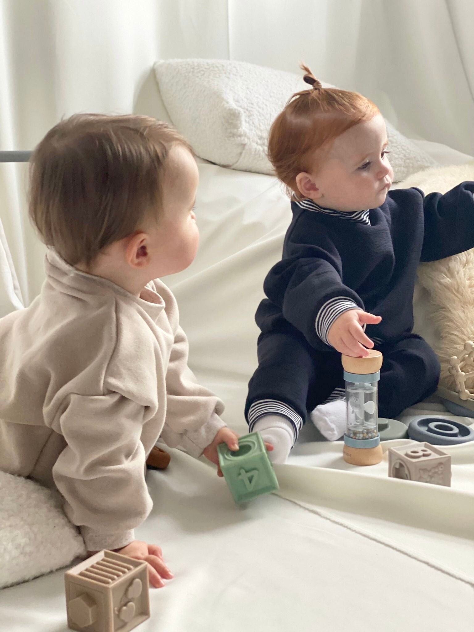 Handgestricktes Baby Sweatshirt Oatmeal Beige Oversized Pulli Mit Marine Streifen Handgestricktes Baby Sweatshirt Oatmeal Beige Oversized Pulli Mit Marine Streifen von wearekawa