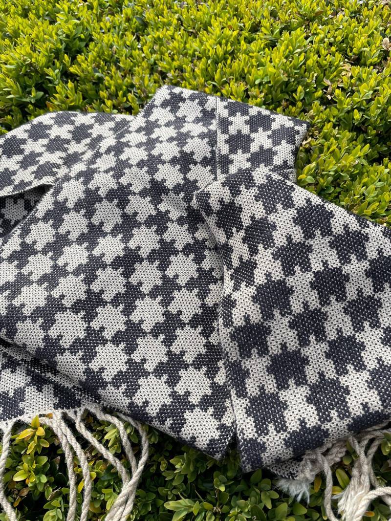 Handgewebter Woll/Seide Schal - "Black Jigsaw Design' von weaverbirddesigns