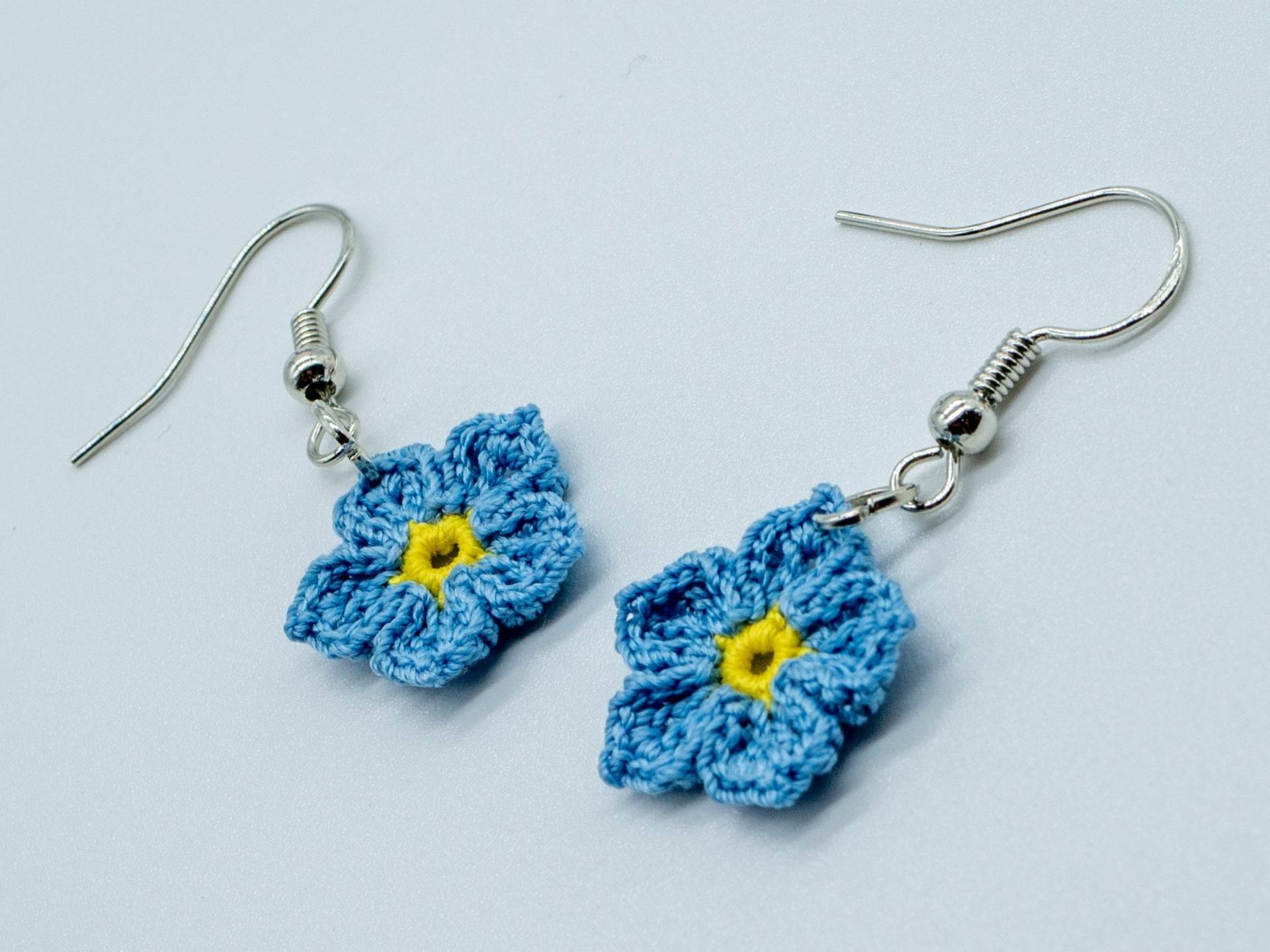 Gehäkelte Blumenohrringe Blau Vergissmeinnicht Ohrhänger Silber Häkelohrringe Boho Hippie Style Sommerliches Geschenk Für Blumenmenschen Gehäkelte Blumenohrringe Blau Vergissmeinnicht Ohrhänger Silber Häkelohrringe Boho Hippie Style Sommerliches Geschenk Für Blumenmenschen von weavesandwhiskers