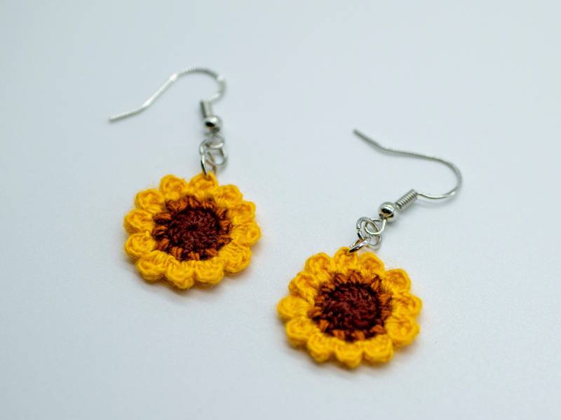 Gehäkelte Sonnenblumen Ohrringe Blumenohrhänger Silber Boho Hippie Style Geschenk Sommer Zum Geburtstag Gehäkelte Sonnenblumen Ohrringe Blumenohrhänger Silber Boho Hippie Style Geschenk Sommer Zum Geburtstag von weavesandwhiskers