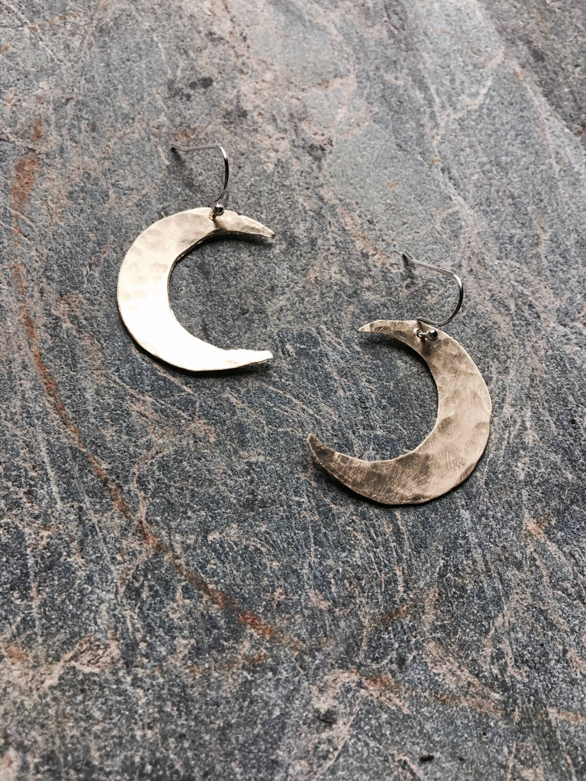 Gehämmerte Messing Halbmond Ohrringe, Mond Gold Celestial Gehämmerte Messing Halbmond Ohrringe, Mond Gold Celestial von weavingwinds
