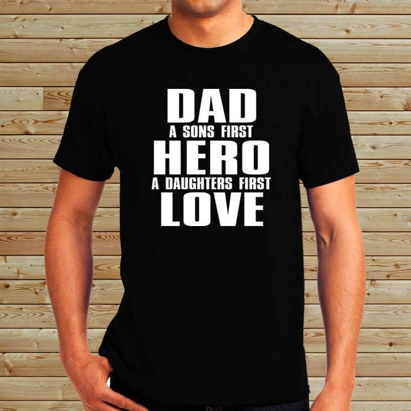 Dad A Sons First Hero Daughters Love-Personalized Custom Shirt-Vatertag Gift-Dad T-Shirt-Vatertag T-Shirt von wecuztom