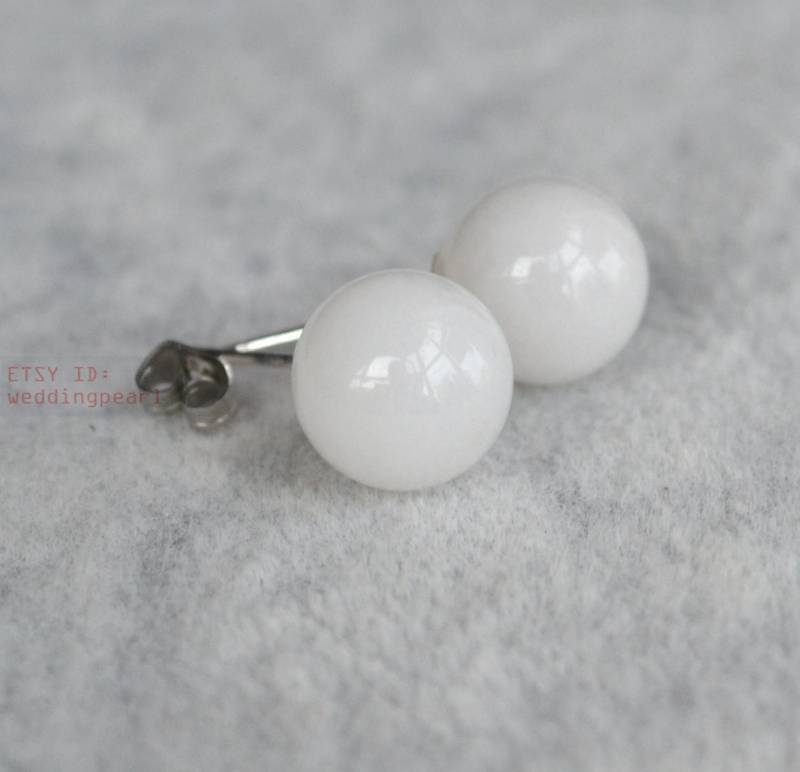 Weiße Jade-Kugel-Ohrstecker, Sterlingsilber von weddingpearl