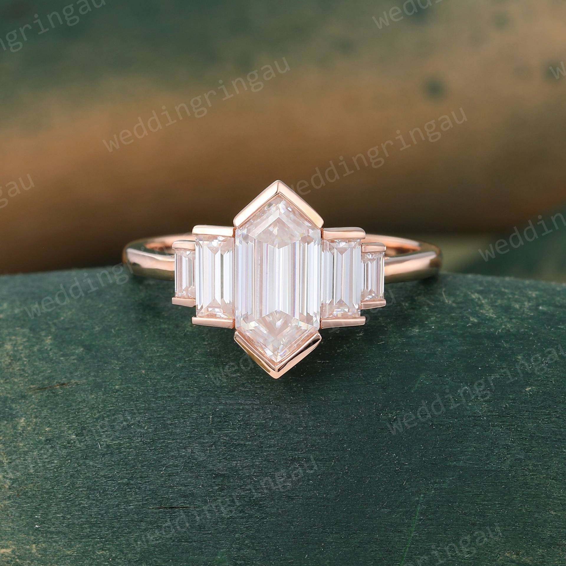 Sechseckschliff Moissanit Verlobungsring Einzigartiger Roségoldring Bezel-Ring Baguetteschliffring Brautring Art-Deco-Versprechen Jubiläum Sechseckschliff Moissanit Verlobungsring Einzigartiger Roségoldring Bezel-Ring Baguetteschliffring Brautring Art-Deco-Versprechen Jubiläum von weddingringau