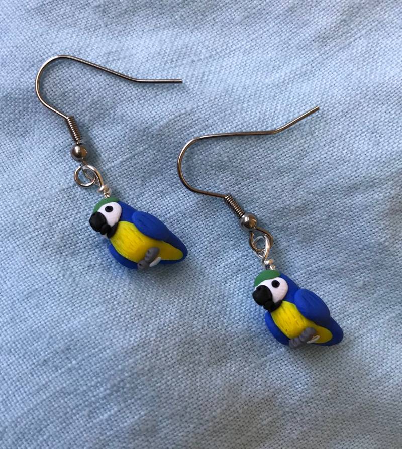 Blauer Und Gelber Ara Papagei Polymer Clay Skulptur Ohrringe Edelstahl von weeones