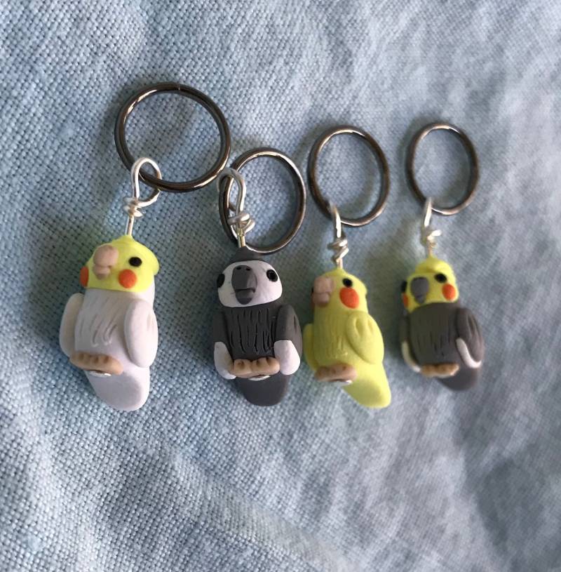 Cockatiel Maschenmarkierer Flock Aus 4 Miniatur Polymer Clay Modelliermasse Vogel Stricken, Häkelzubehör von weeones