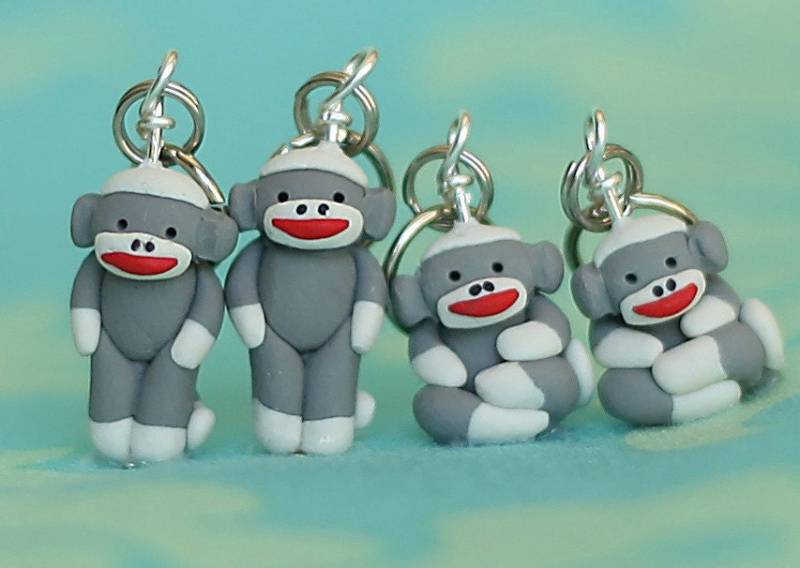 Sock Monkey Stitch Marker 4Er Set Miniatur Polymer Clay Skulptiertes Tier Stricken Häkeln Accessoires von weeones