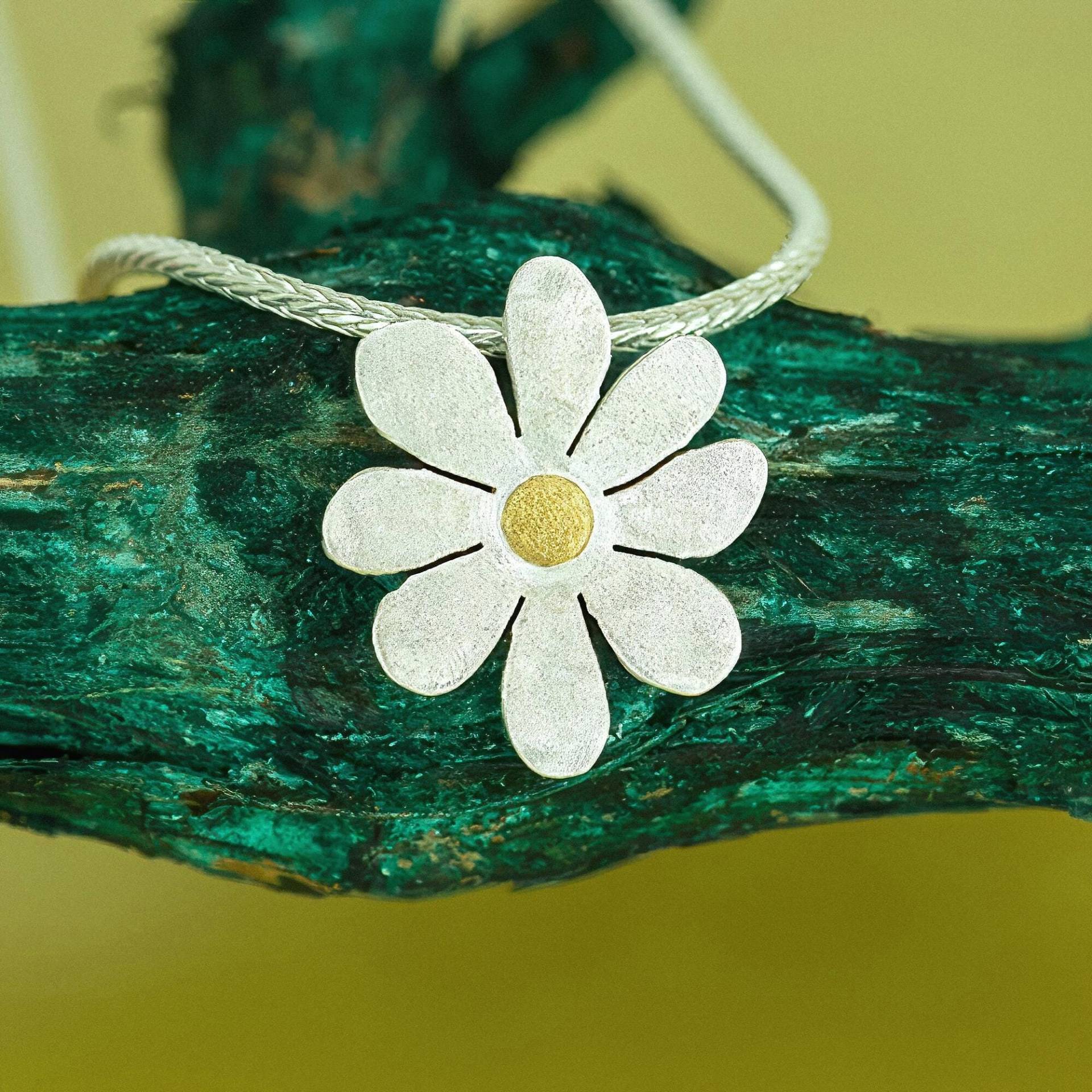 Blütenanhänger Mit Feingoldpunkt Blütenanhänger Mit Feingoldpunkt von weidenthaler
