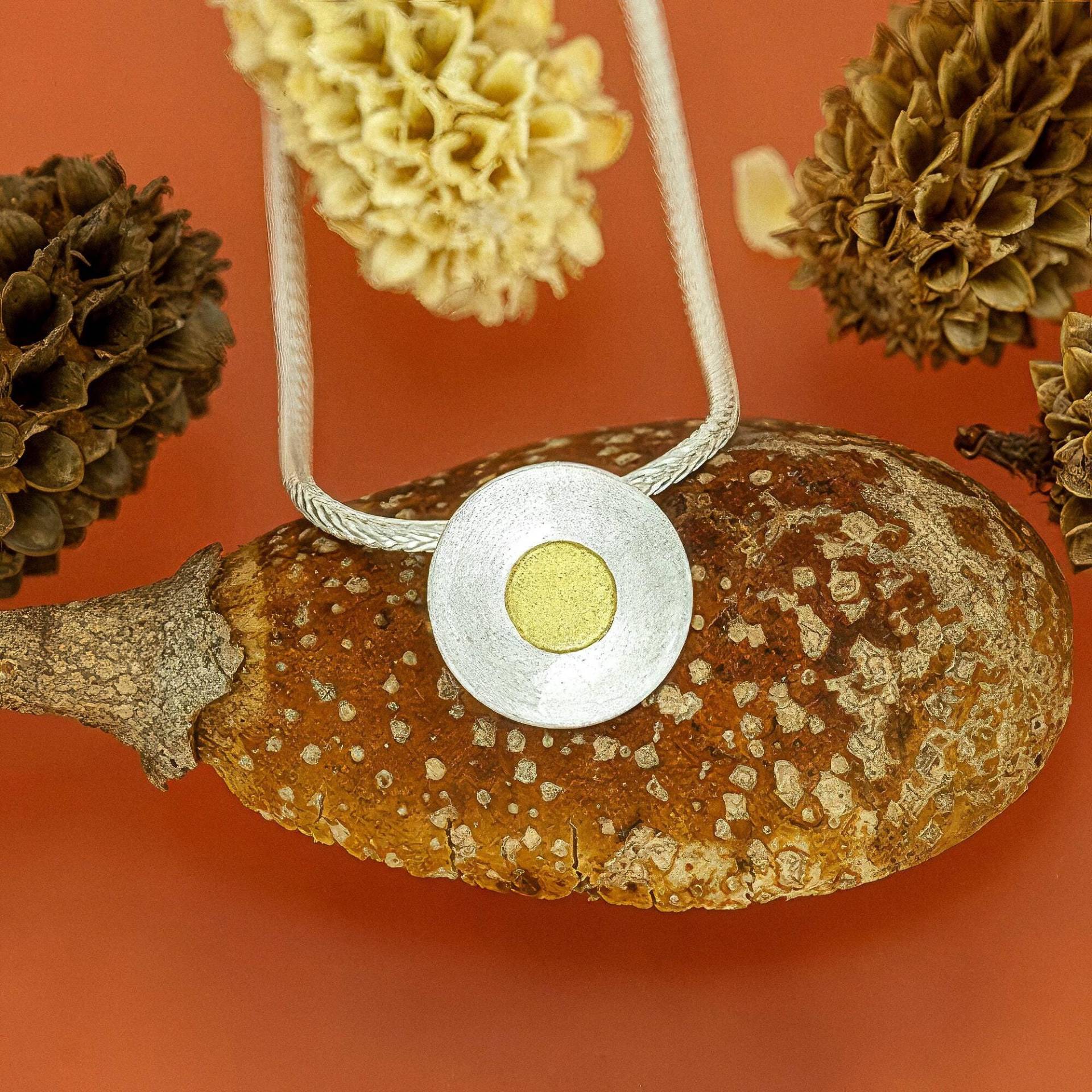 Kreisförmiger Anhänger Mit Feingoldpunkt Kreisförmiger Anhänger Mit Feingoldpunkt von weidenthaler