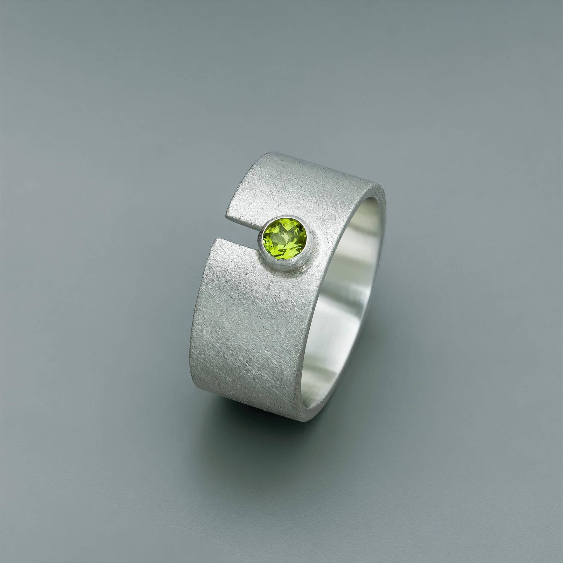 Schlitzring Mit Peridot Schlitzring Mit Peridot von weidenthaler